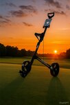 Fastfold Eco Golftrolley, zwart op de golfbaan foto